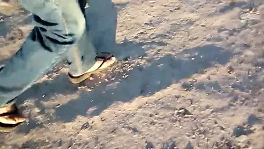 Son videonun cumed parmak arası terliklerini giyiyor