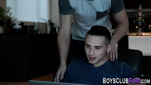 Ripped üçlü eyersiz sikme ve boşalmak sprey