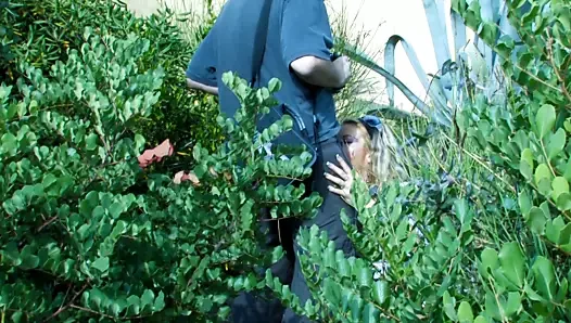 Fransız adam kumsalda sarışın bebek sikikleri