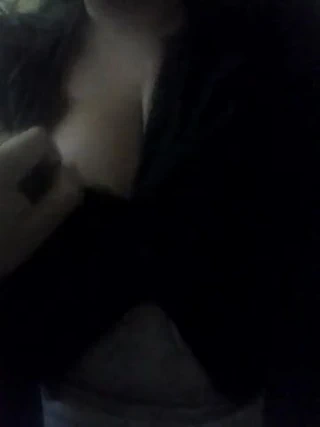 Göğüslerini görebilir miyim?... Tamam