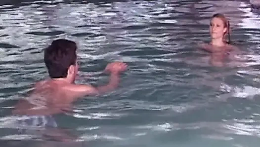 Islak Fransız sarışın havuz başında anal sikişiyor