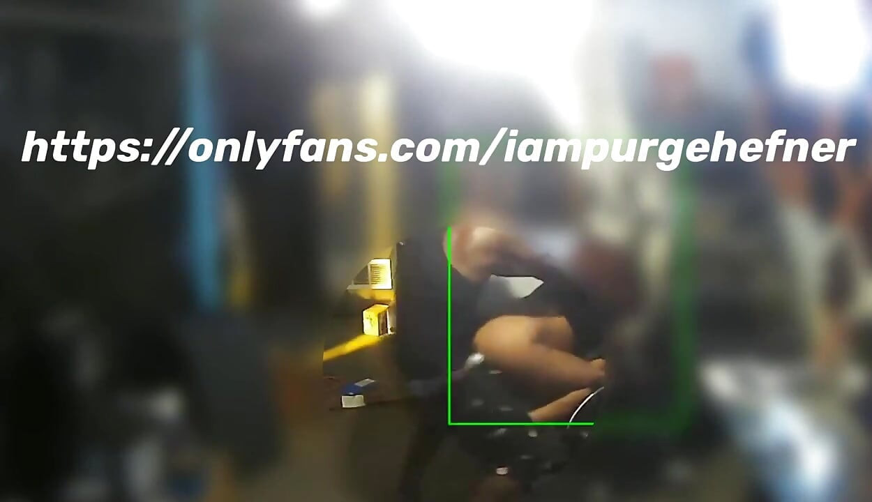 Telefon şarj cihazım olup olmadığını görmeye geldi ve sonunda bana şimdiye kadarki en iyi yarağa sahip olduğumu söyledi