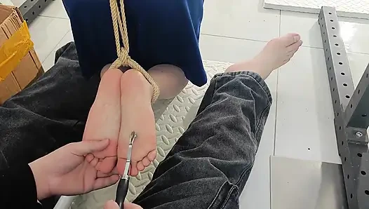 Yerinde metal tıkaçlı bir kız, diliyle oynuyor