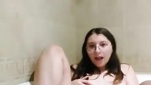 Erkek arkadaşımı küvette aldatıyor