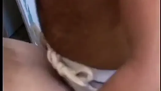 Ateşli itfaiyeci eğiliyor ve sert yarağı içine alıyor