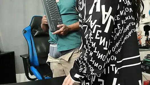 Ofis arkadaşım bana Venezuelalı götünü sikiyor