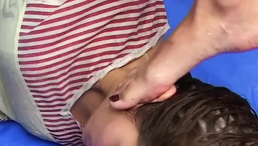 sidik üçlü kızlar litre sidik yutuyor