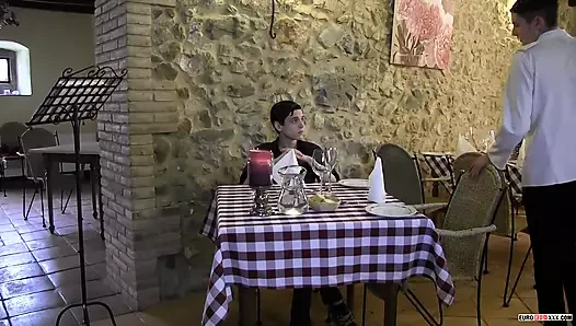 Sevimli twink Aaron Aurora garsonu Tyler James'i baştan çıkarıyor