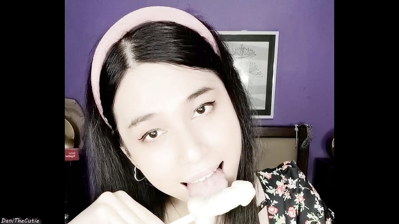 Tatlı tgirl DaniTheCutie şekerlemelerle orospulaşıyor