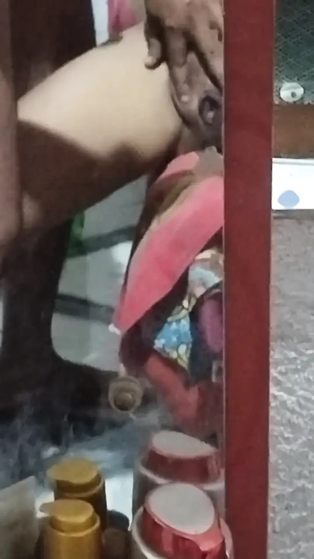 Hintli evli kadın komşusu tarafından sikiliyor