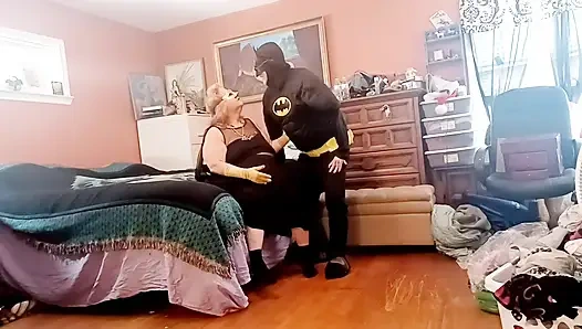 Yarasa kız (hemşire Vicki) yarasa adama sakso çekiyor!