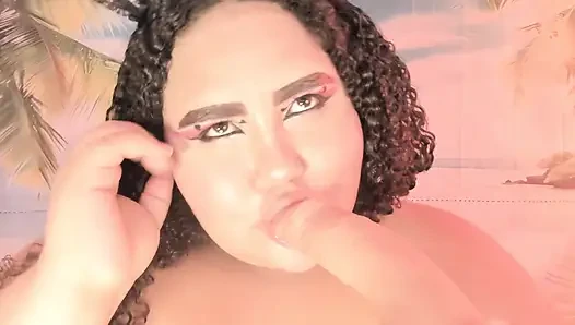 Çarpıcı tombul kız: erkeği için ateşli striptiz ve erotik dans