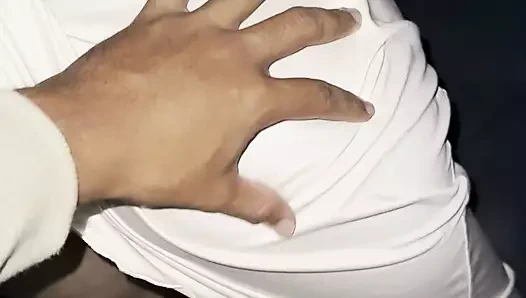 Arkadaşı onu durmadan sikerken Alice dört ayak üstüne çıkıyor