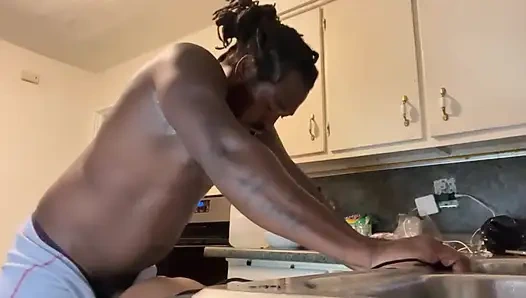 Mutfakta erkeğimle göt deliğimin derinliklerinde sikişiyorum omg beni kırmayın