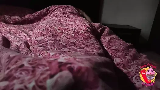 Ateşli ladymuffin erotik bir rüya görür ve iyi mastürbasyon yapıyor