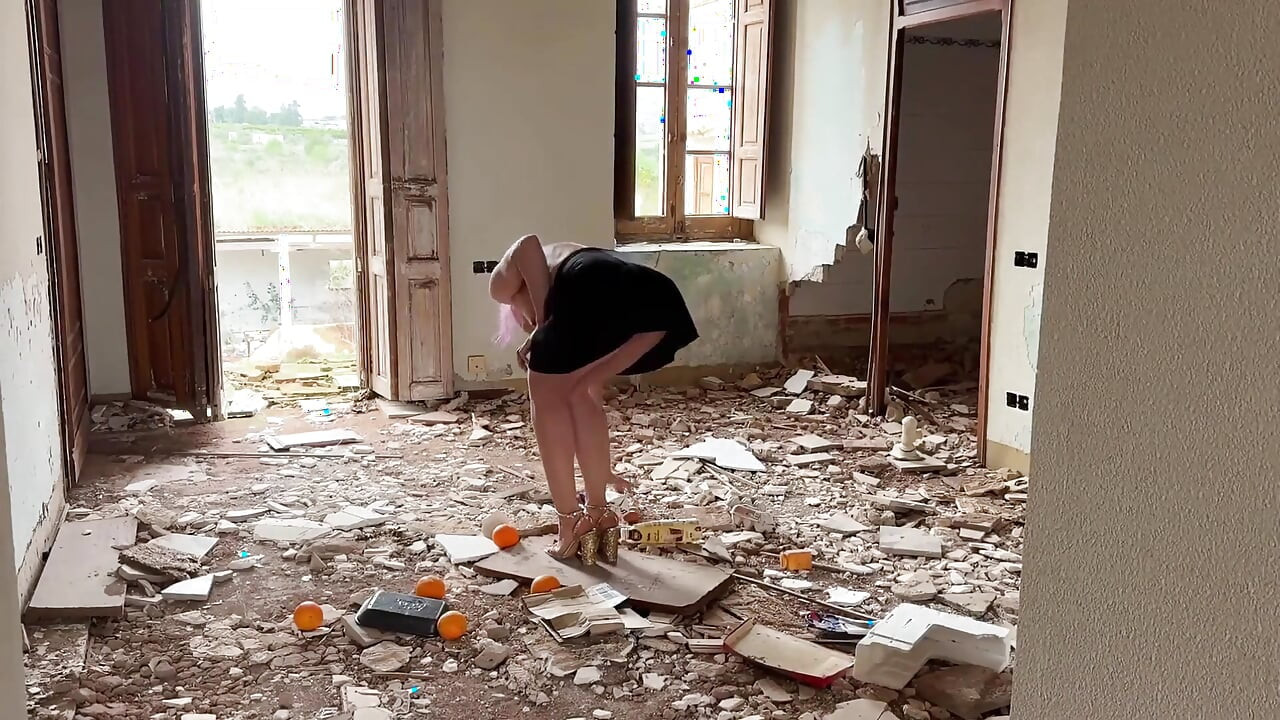 Topuklu ayakkabı altında ezildi