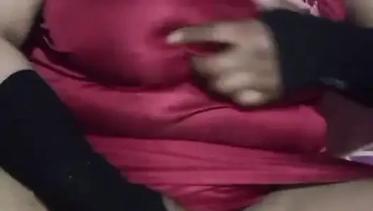 Gün içi savita bhvi şişe amına su kabağı sokuyor. Amcığı yırtıldı ve parlak kızardı ve tüm meyve suları fışkıran oldu.