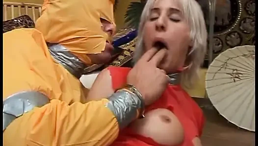 Sarışın bir sürtük için fetiş plastik ve domaltmalı sikiş festivali
