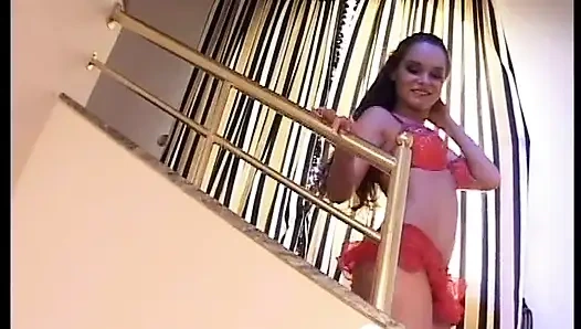 Çarpıcı lezbiyen esmer amında dildonun tadını çıkarıyor