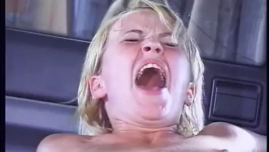 Adrenalin bağımlısı sarışın kız arabada domalarak sikiliyor