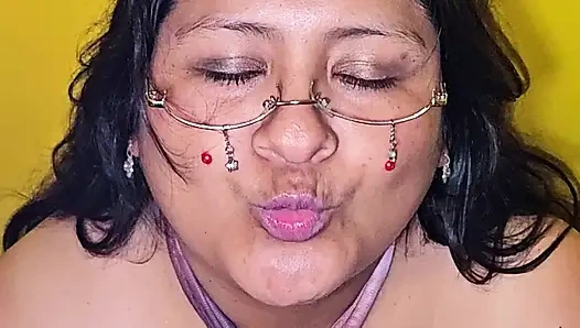 Boşalmak için karnımı kullanıyorum