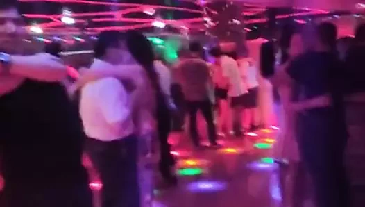 Bu gece kulüp partim