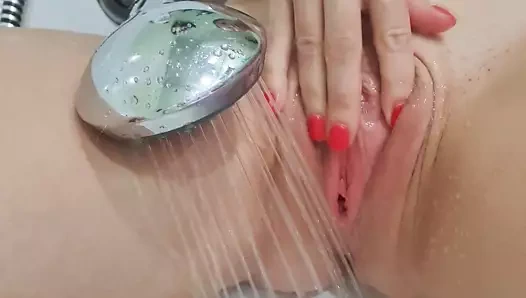 Orta yaşlı seksi kadın duşta büyük bir klitorisini okşuyor ve tatlı bir orgazm oluyor