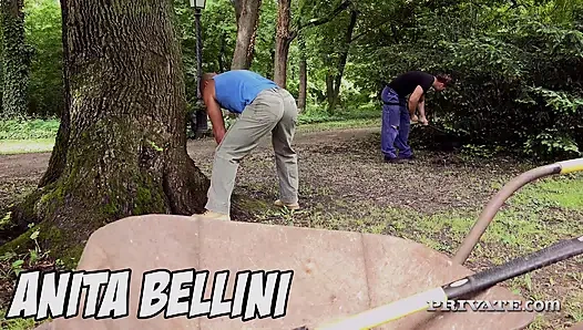 Sıkı genç anita bellini her iki deliğe de tıkanıyor