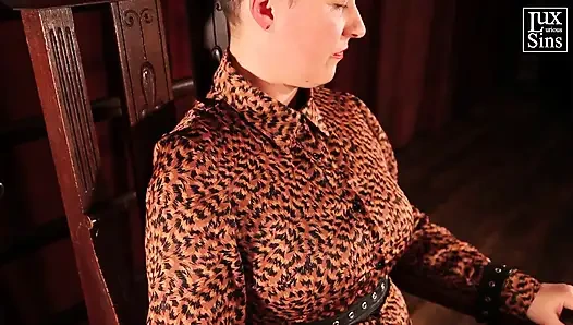 Sandalyede bağlı ve tahrik ediliyor