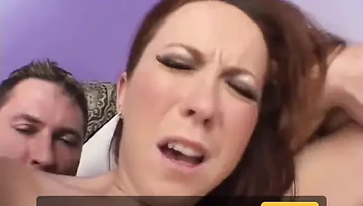 Büyük memeli kaltak adamla sert anal oyun oynuyor ve götünü yutuyor