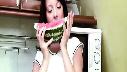 Esmer kadın sulu karpuzu çıplak vücudun her yerine sürttü