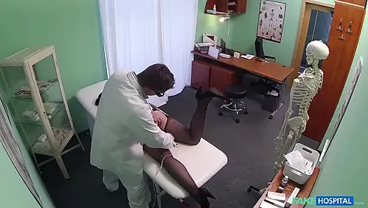 Esmer kadın masaj aletini seks oyuncağına dönüştürüyor