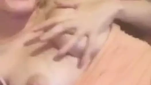 Snap kız göğüsleri ile oynuyor