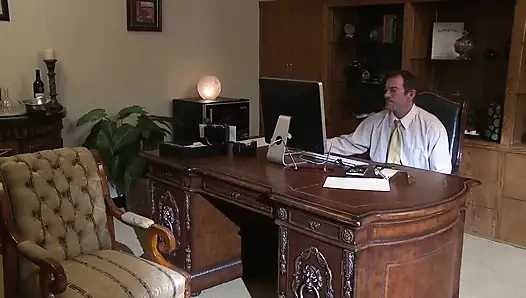 İri göğüslü sekreter patronunun büyük yarağını görünce çok azdı
