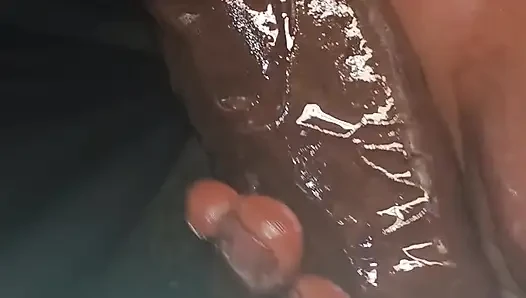 Chocolatemeatstick yağ ile büyük zenci yarağının etrafında yarak halkası takıyor
