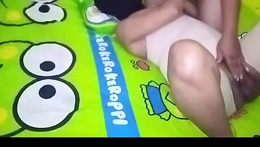 Kızı sikiyor. Etrafta herbalist var. Doruk olana kadar sikişiyor