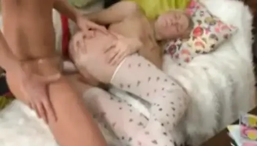 Ateşli Rus kızlar vahşi üçlü grup seks