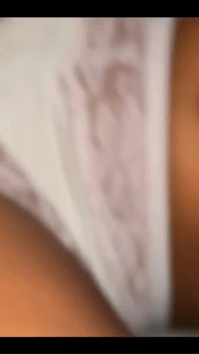 Büyük götlü ince Kolombiyalı vajinasına boşalana ve damlayana kadar sert seks yapıyor | Klip 1