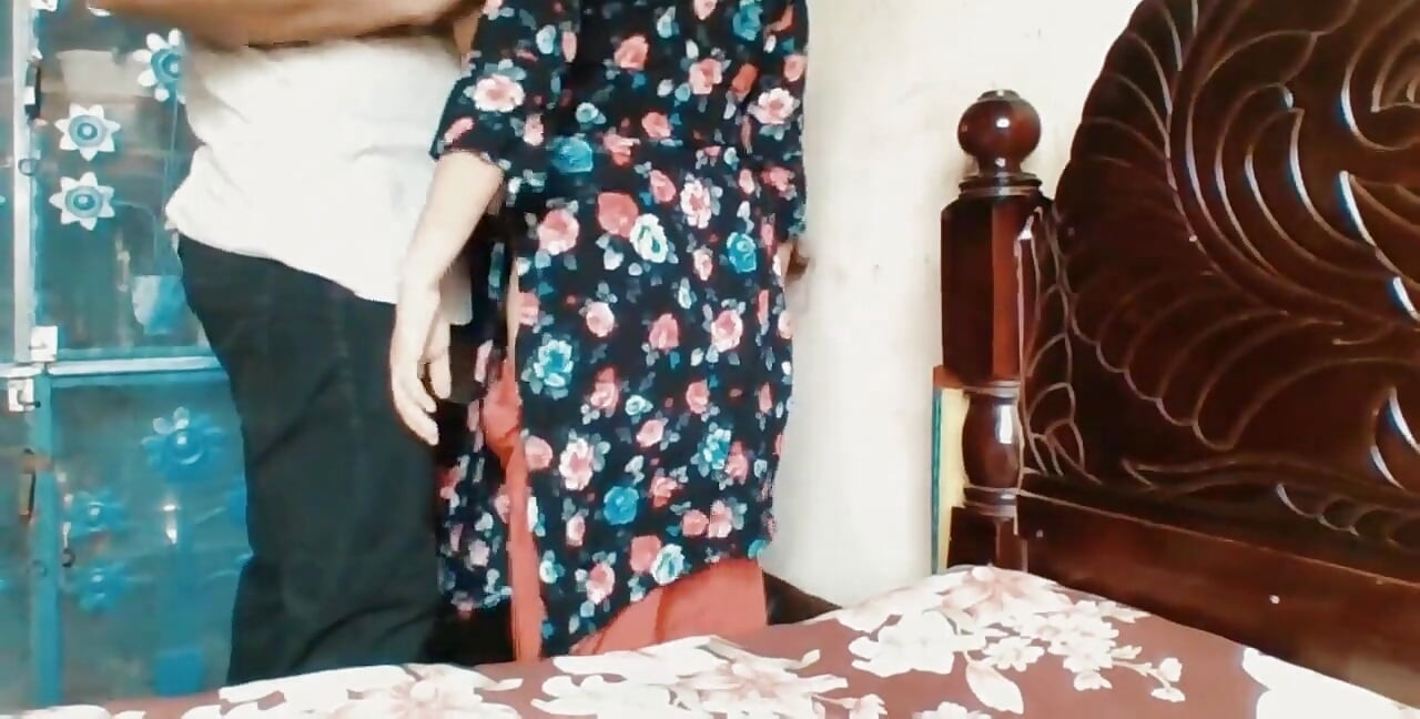 Hintli üvey kız kardeş üvey erkek kardeşi tarafından şaşırtıyor