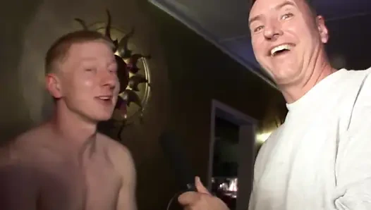 Büyük memeli iki olgun iri güzel sürtük ateşli bir grup seks yapıyor