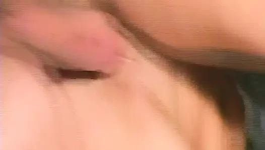 Azgın sarışın hatun amatör seansta emiyor ve sert sikişiyor