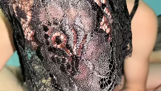 Boşalmasını kontrol etmek ve onu boşaltmak için amını emiyor