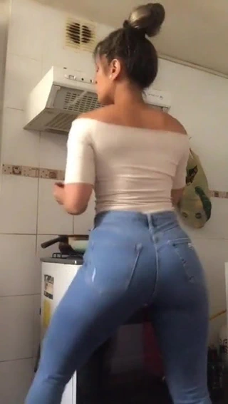 Moviendo el culo en la cocina