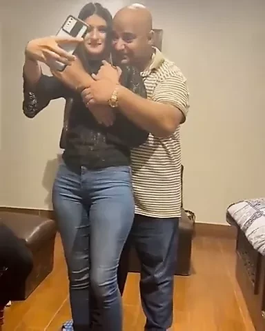 Bohla kızlarla seks partisi kaydeder