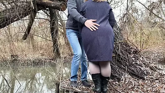 Kayınvalidenin ıslak amında avuç içinde