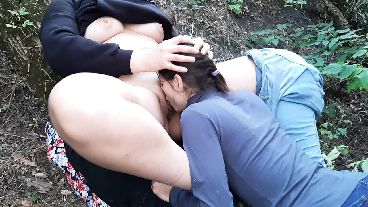 Halka açık bir yerde gerçek bir çiftin en iyi cunnilingus'u
