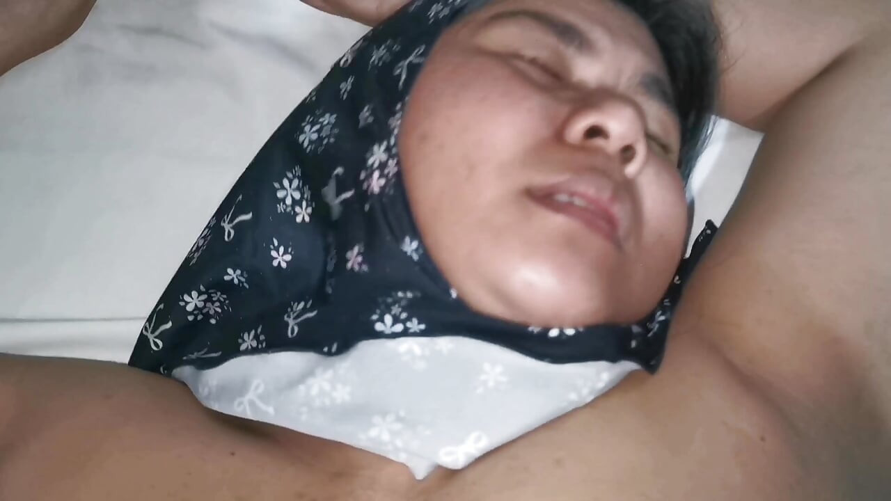 Üvey erkek kardeş üvey kız kardeşini odaya götürdü.