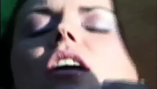 Harika memeli güzel ateşli esmer açık havada yarağa biniyor