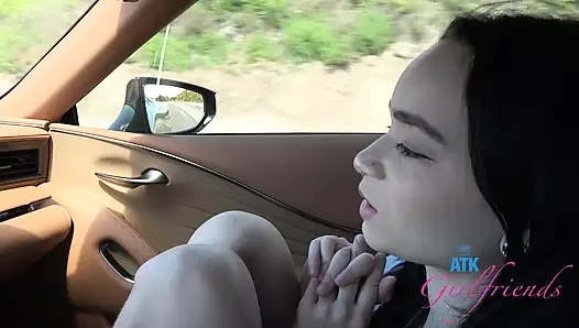 Selena ile plaj günü eğlencesi: yalınayak kum ve kabuklar, sonra yol kenarında ıslak sakso!