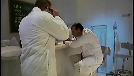 Mükemmel memeli olgun hatun tatlı amcığını yalatıyor ve deliniyor